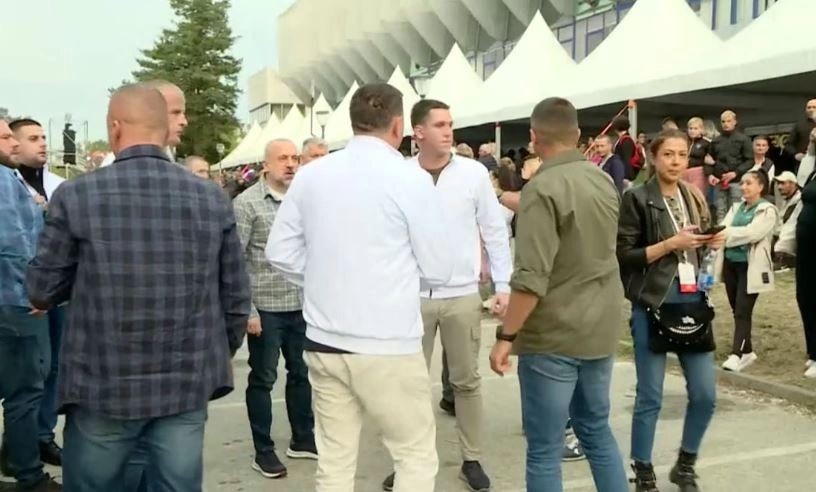 I lirë në Serbi dhe në kërkim nga Interpoli, Milan Radoiçiq shfaqet krah djalit të Vuçiqit në një tubim zgjedhor