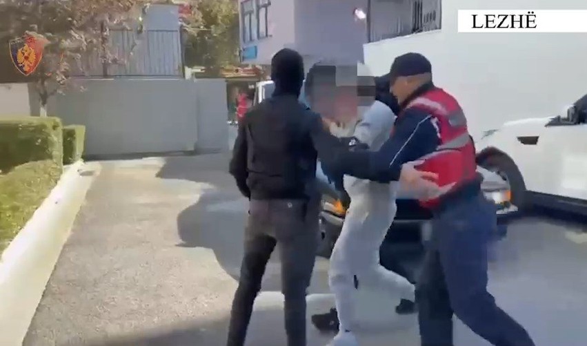 Operacioni “Blindi” në Laç: Shkel arrestin shtëpiak dhe kapet në automjet të blinduar bashkë me një 31-vjeçar, sekuestrohen armë dhe lëndë narkotike