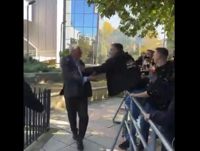 Tensionet para Kuvendit: Sami Kurteshi përfshihet në përleshje fizike me protestuesit