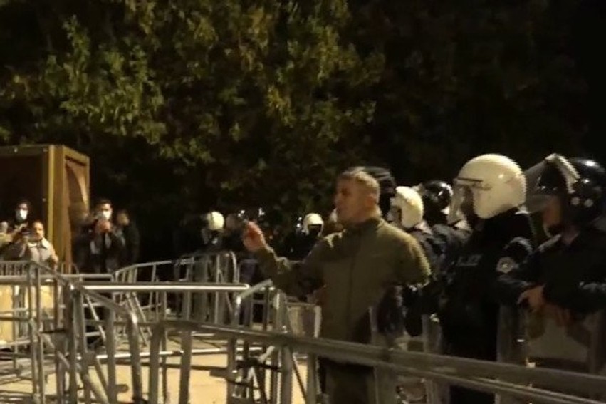 Tensionet në shesh: Komandanti i Policisë i jep fund bisedimeve me një paralajmërim të prerë për protestuesit