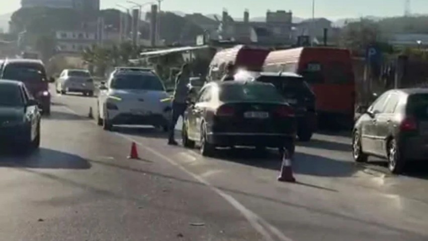 Aksident rrugor në Fier: Automjeti përplas këmbësoren, ja pasojat në trafik