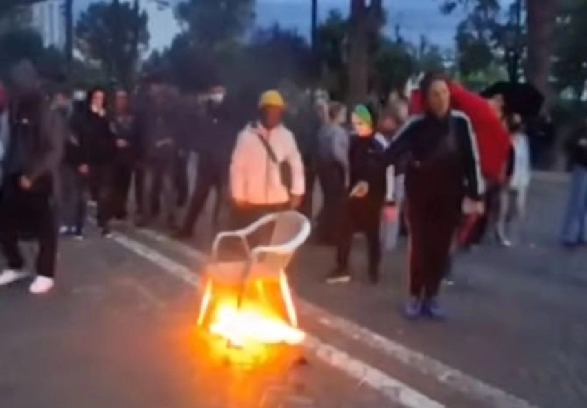 Tension dhe simbolikë: Studentët dhe pedagogët djegin "karrigen e dialogut" para Kryeministrisë