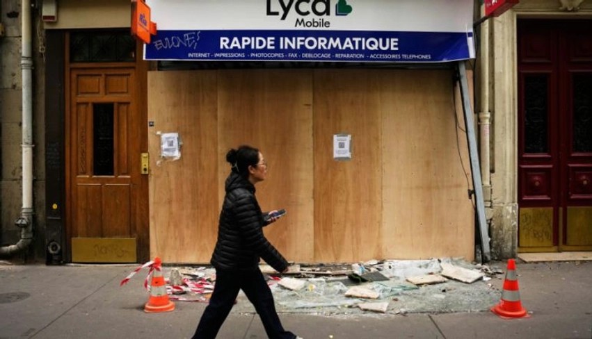 Masat e rrepta në Paris: Shtetrrethimi nêmbrëmës dhe ndalimi i tubimeve zgjaten deri të hënën