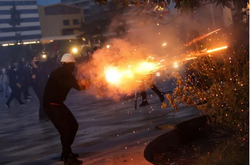 Valë pakënaqësie në Tiranë: Media prestigjioze franceze i kushton vëmendje të gjerë protestave të të rinjve kundër qeverisë