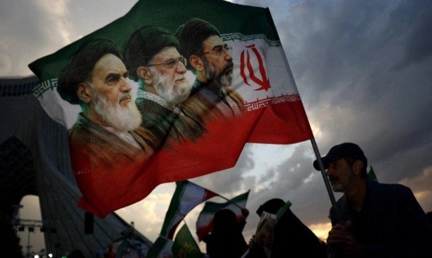 Khamenei paralajmëron dëbimin e plotë të forcave armiqësore nga Deti Arabik