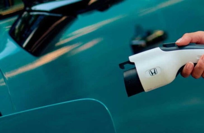 Revolucioni në lëvizje: Honda po përgatit rrugët që karikojnë veturat elektrike pa kabllo