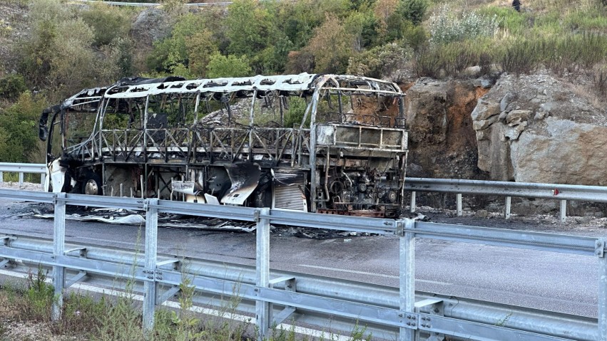 Flakët shkrumbojnë autobusin pranë Tunelit të Krrabës, bllokohet qarkullimi