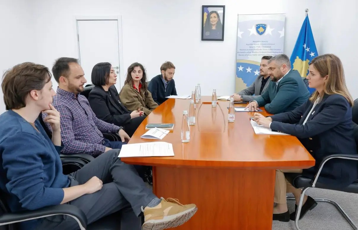 Hoti në takim me Koalicionin e Organizatave Vendore: Fokus te reformat në tregun e punës dhe siguria