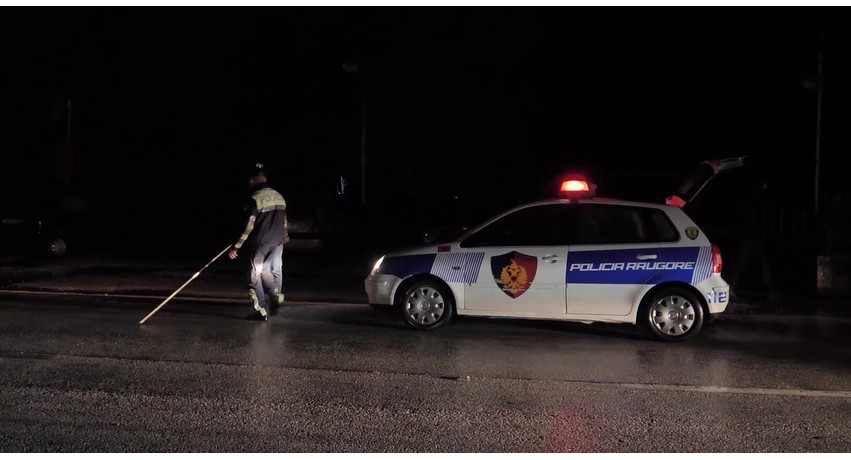 Përplasje mes tri automjeteve në Shkozet, makina përmbyset në mes të rrugës dhe bllokon qarkullimin
