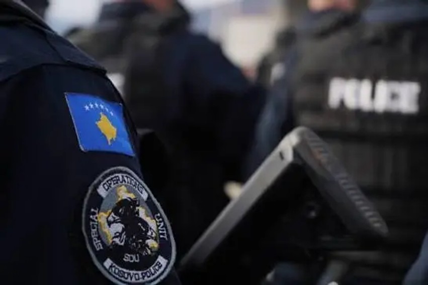 Aksion policor në Mazrek të Gjakovës: Sekuestrohet armë automatike dhe mbi 120 fishekë, arrestohet i dyshuari