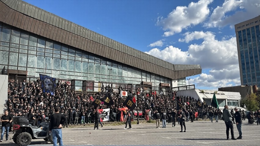 Mbështetje masive për çlirimtarët në Hagë: „Plisat“ dhe tifozët nga mbarë Kosova bashkohen në protestë