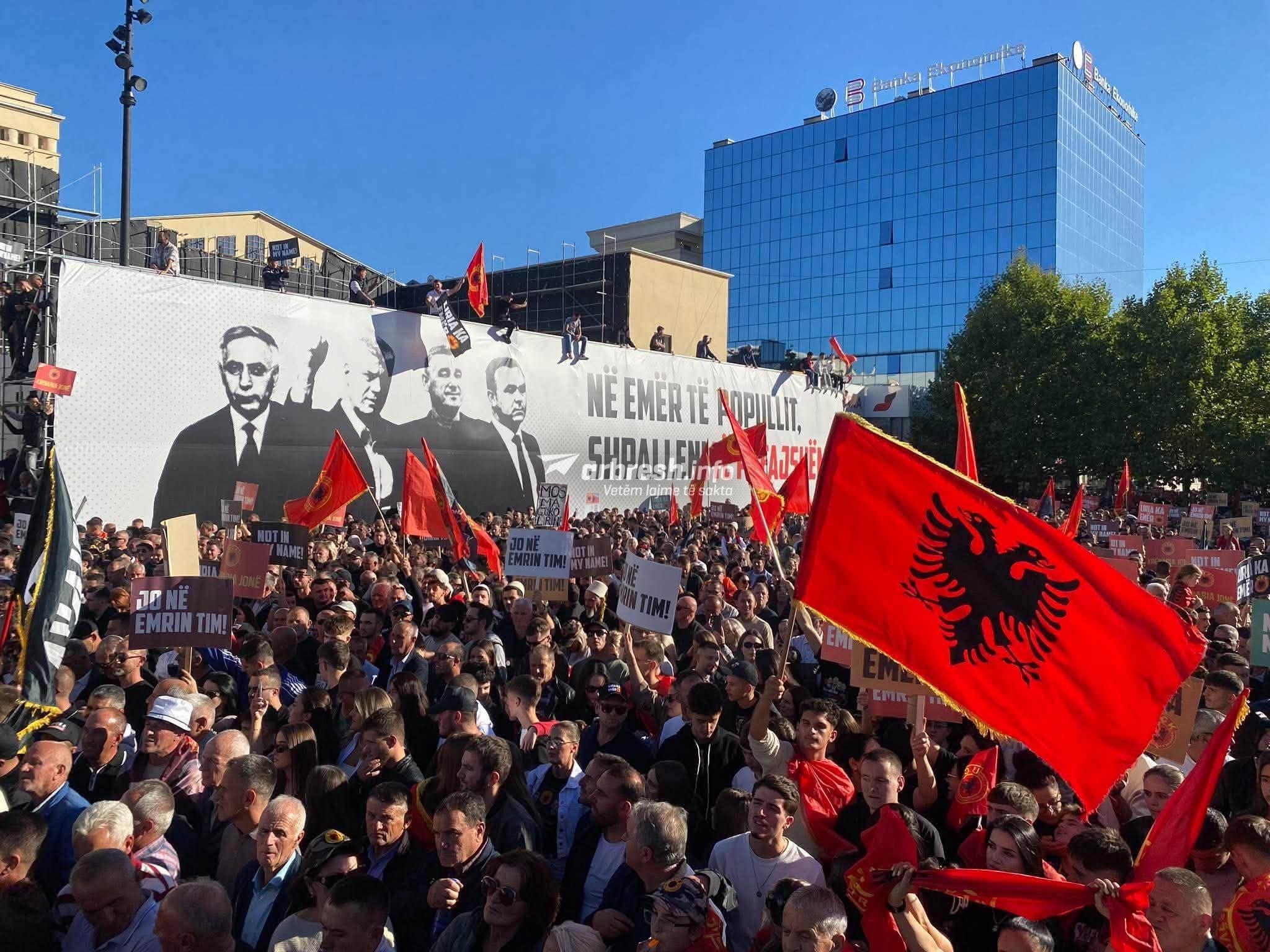 Mbyllet protesta masive në Prishtinë, fëmijët e dëshmorëve dorëzojnë projektligjin e Speciales në oborrin e Qeverisë