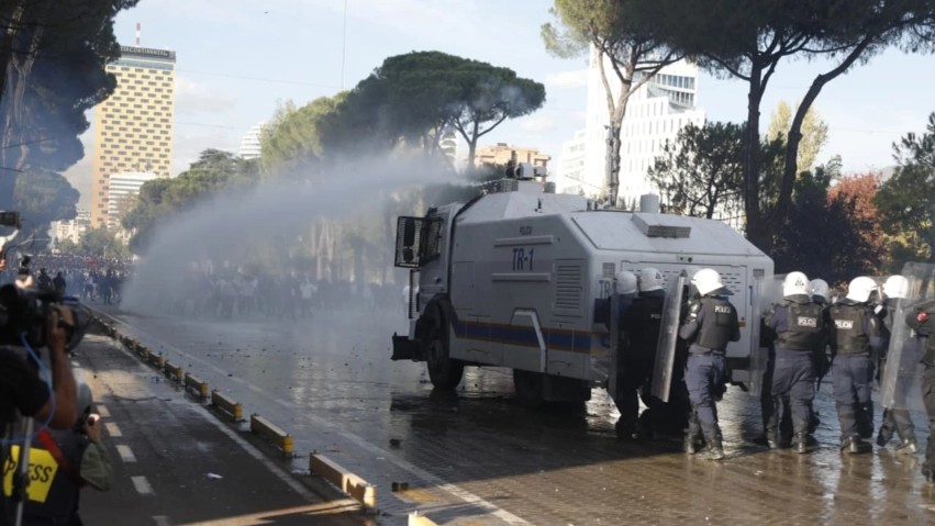 Tensionet në Tiranë, Policia e Shtetit jep detajet e para: Efektivët u vunë në shënjestër të akteve të dhunshme
