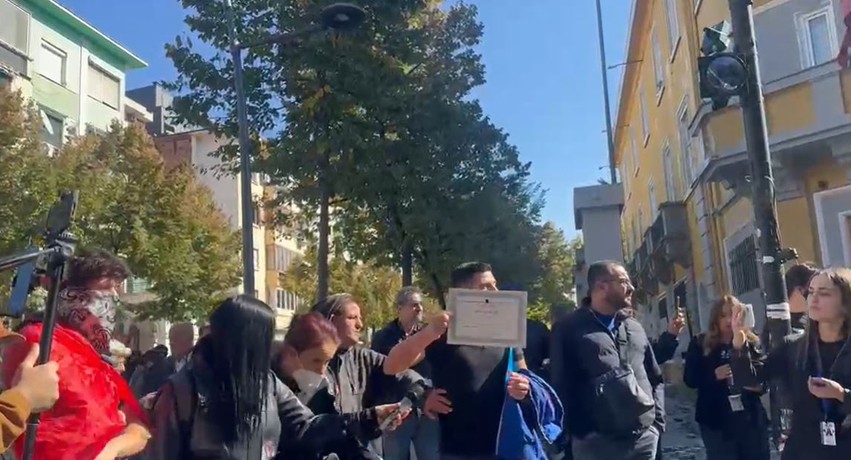 Vazhdojnë protestat para Ministrisë së Arsimit: I riu gris certifikatën e Olimpiadës në shenjë pakënaqësie