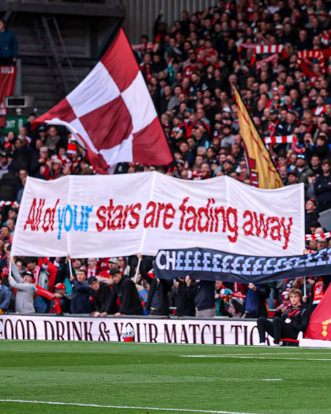 “Na keni vjedhur të gjithëve” – Tifozët e Liverpoolit lëshojnë akuza të rënda ndaj Manchester Cityt për skandalin financiar