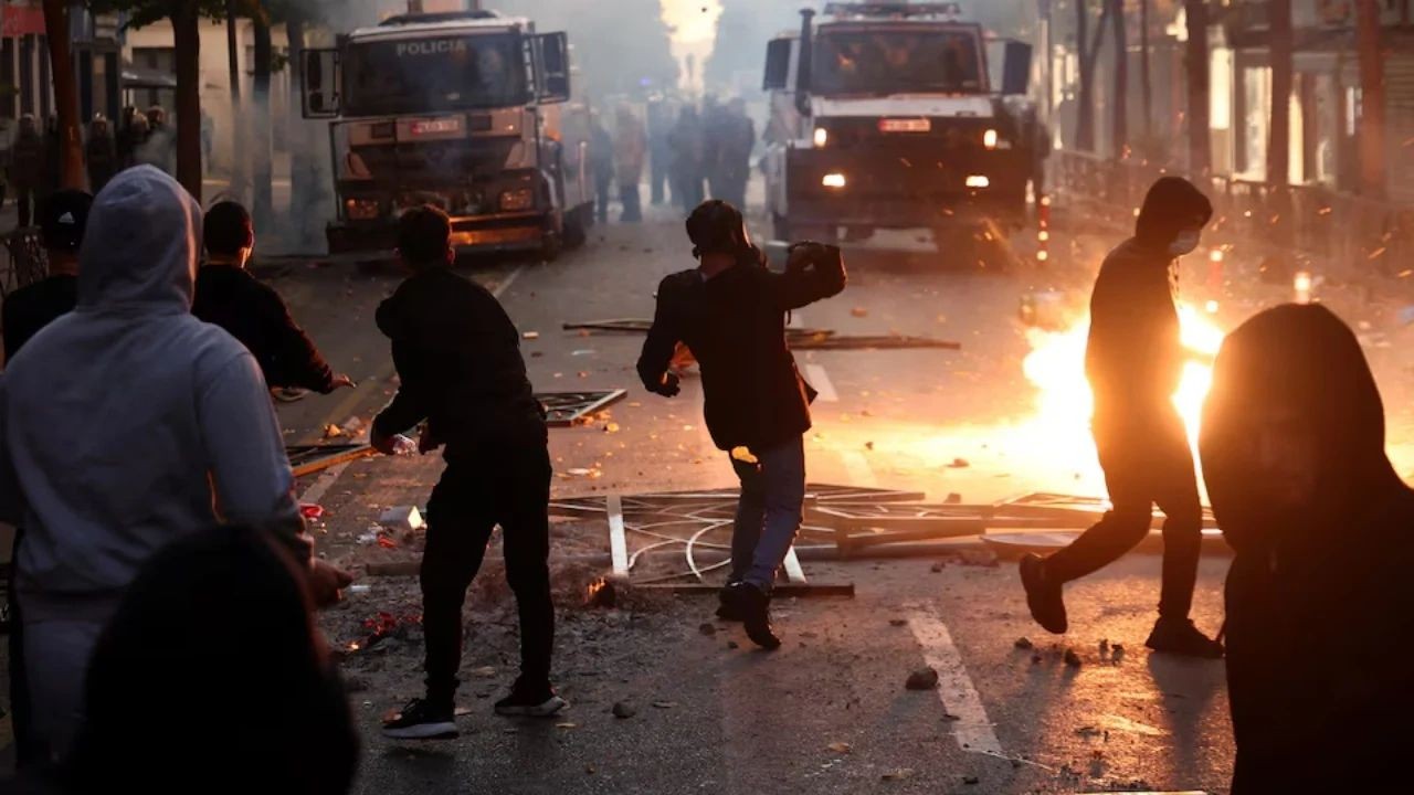 Bilanci i protestës në Tiranë: 27 të plagosur, mes tyre edhe një diplomat i huaj