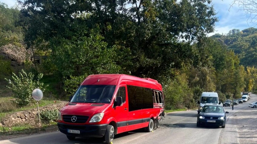 Përplasje zinxhir në aksin Librazhd-Përrenjas: Katër makina bëhen copë, tre të lënduar përfundojnë në spital