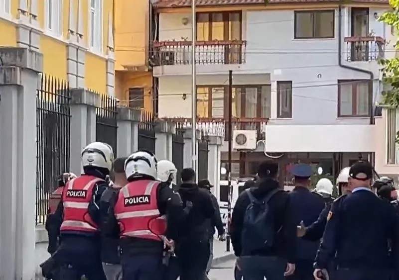 Përshkallëzohet situata në Tiranë: Përplasje mes protestuesve dhe policisë pranë Ministrisë së Arsimit