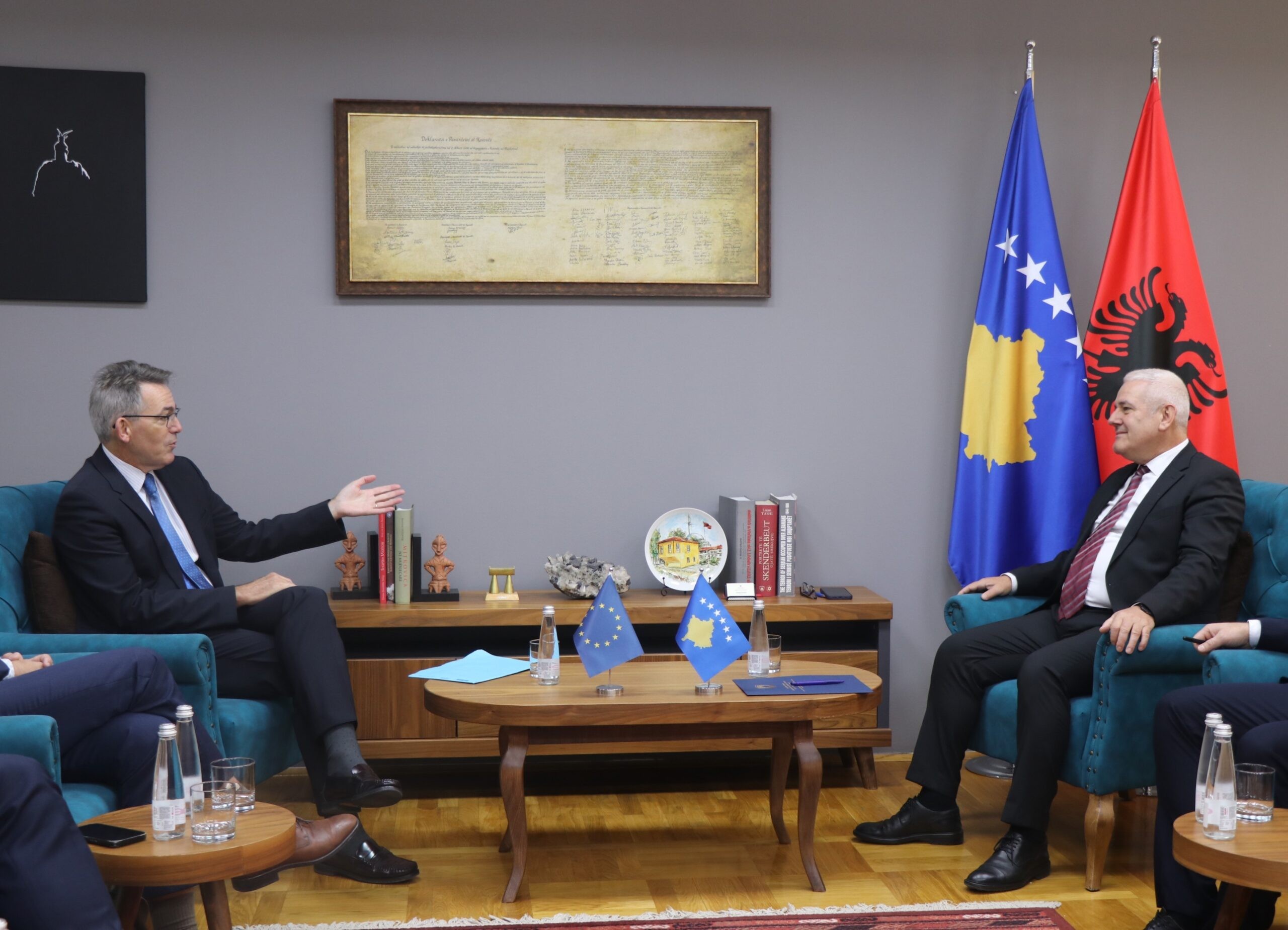 Sveçla takon zyrtarin e lartë të KE-së: Kosova po shënon hapa para në siguri dhe migrim