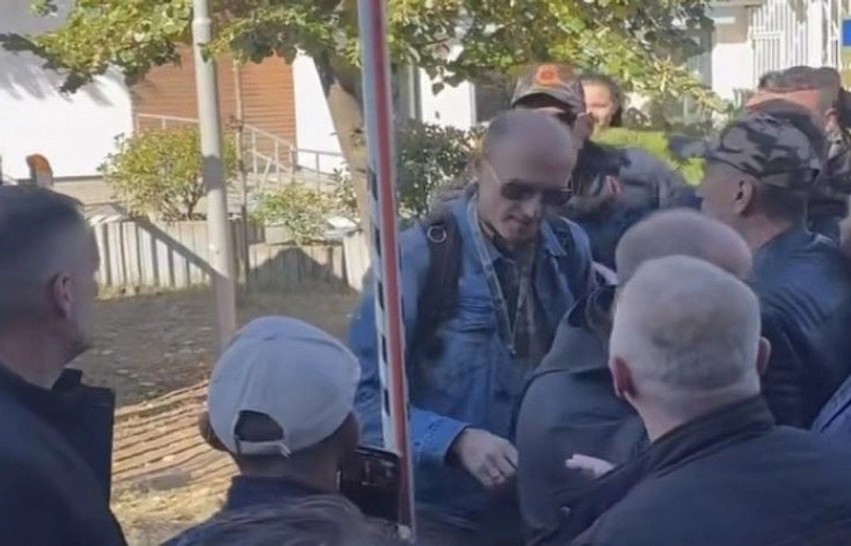 Pranga të dyshuarit për dhunë ndaj gazetarit Jeton Sopa gjatë protestës pranë Kuvendit