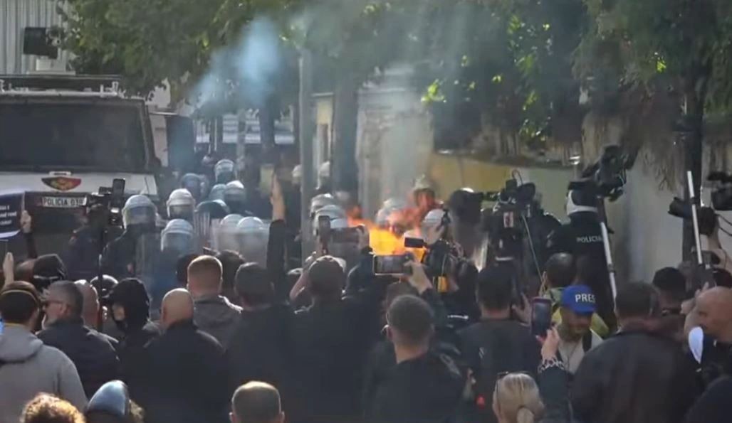 Degjeneron në dhunë protesta studentore në Shqipëri, forcat e rendit përdorin plumba gome