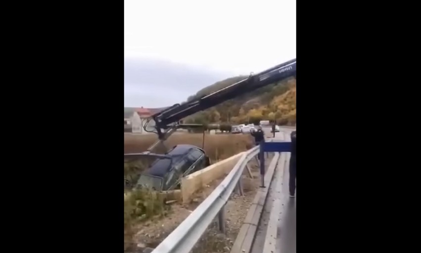 Aksident rrugor në autostradën Prishtinë-Podujevë, vetura përfundon në kanal pranë Kulinës
