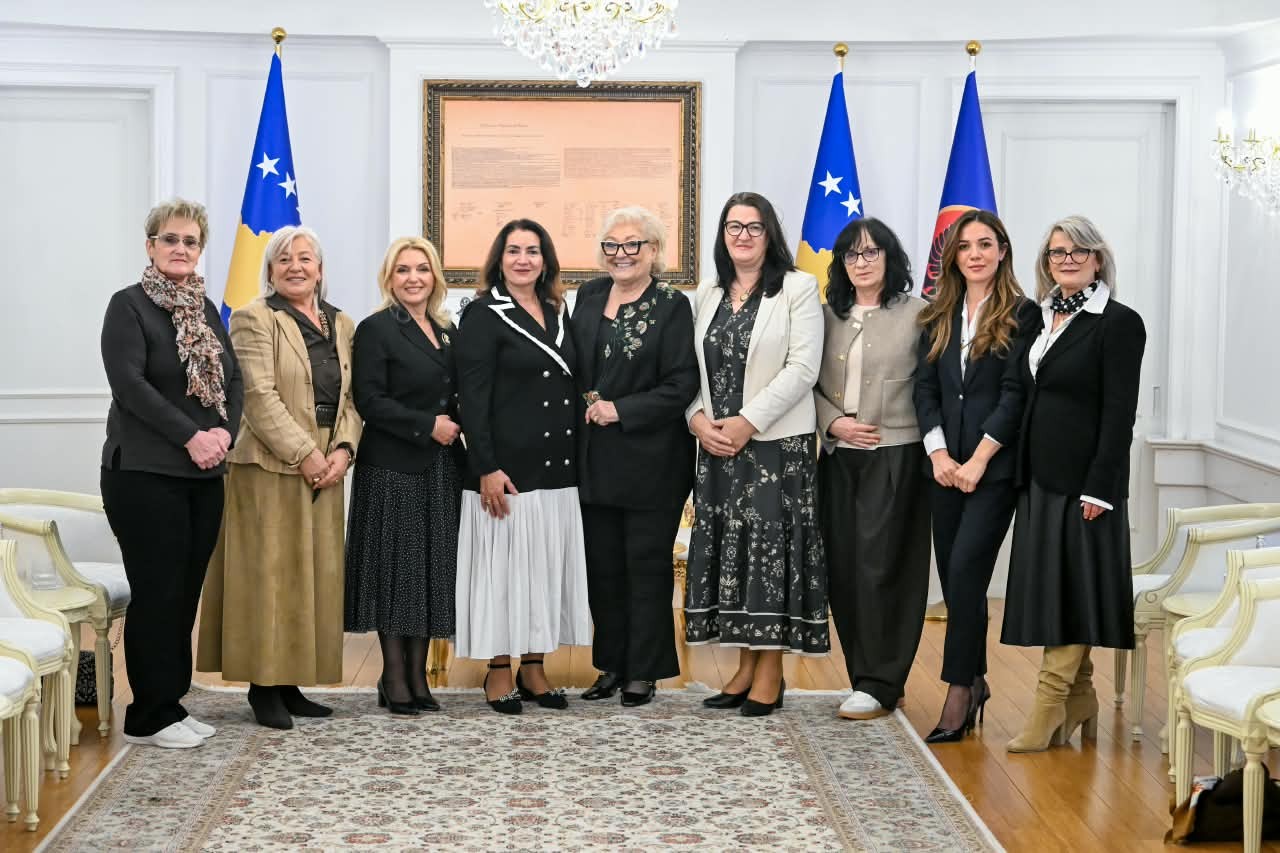 Mbështetje për strehimoret, Presidentja e Kosovës takon përfaqësueset e tyre për mbrojtjen e grave nga dhuna