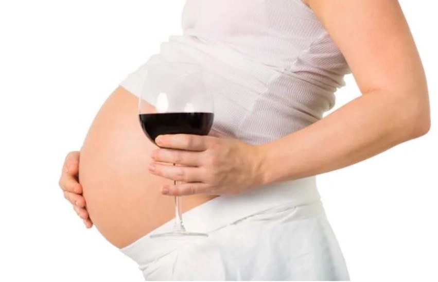 Alarmi i OBSH-së: Një në katër gra shtatzëna në Evropë konsumon alkool – Mjekët paralajmërojnë rreziqet për foshnjën