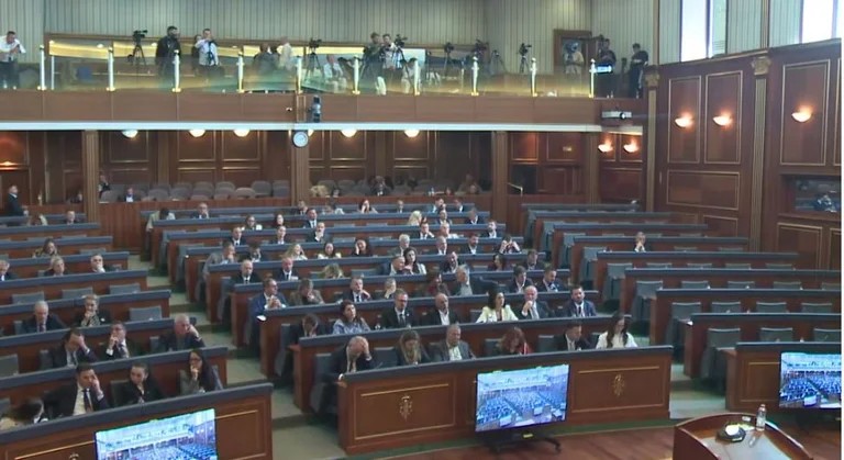 Tensionet në Kuvend: Deputetët e PDK-së braktisin seancën pas rrëzimit të propozimit për Ligjin e Speciales