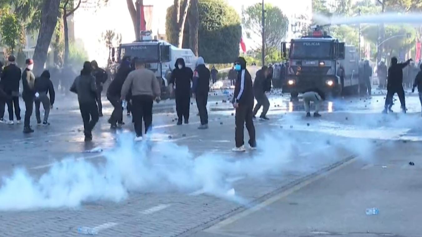 Valë goditëse e Antiterrorit: Një i arrestuar, 17 të proceduar dhe 8 profile online nën lupë për nxitje dhune gjatë protestave