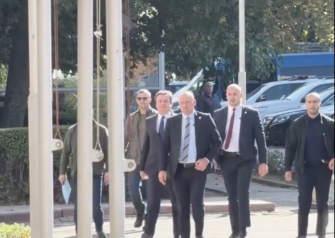Tensione para Qeverisë: Albin Kurti sulmohet verbalisht dhe fizikisht me sende nga protestuesit