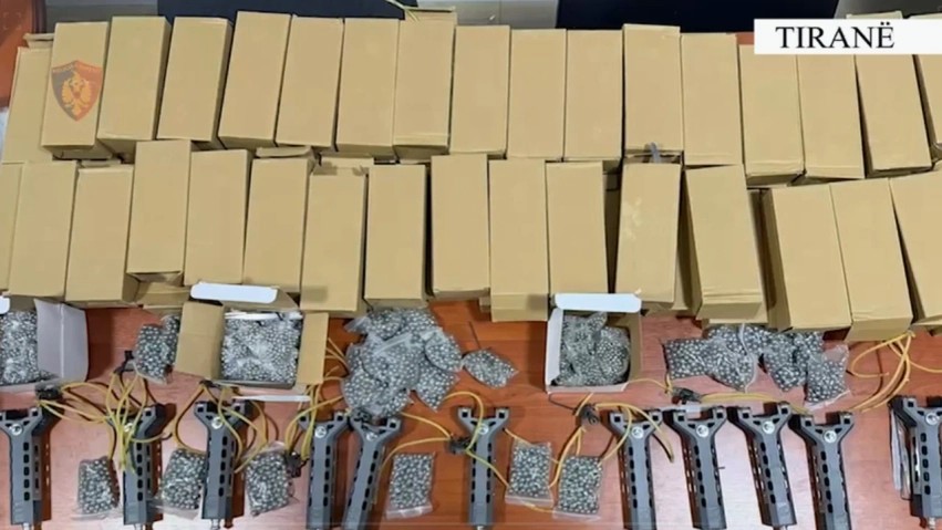 Operacioni “Infrastruktura” në Tiranë: Bllokohet magazina me dronë e pajisje përgjimi, pranga 23-vjeçarit që furnizonte protestuesit me llastiqe