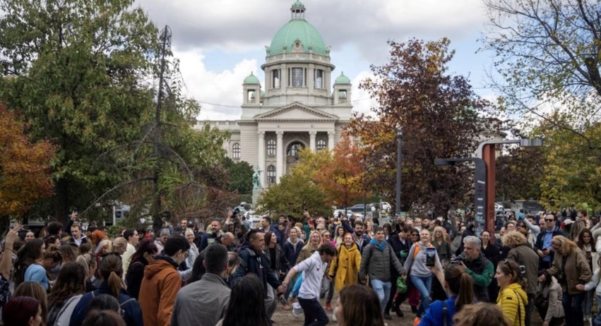 Serbia përpara një udhëkryqi: A mjafton ndërrimi i pushtetit për të shkëputur rrënjët e sistemit?