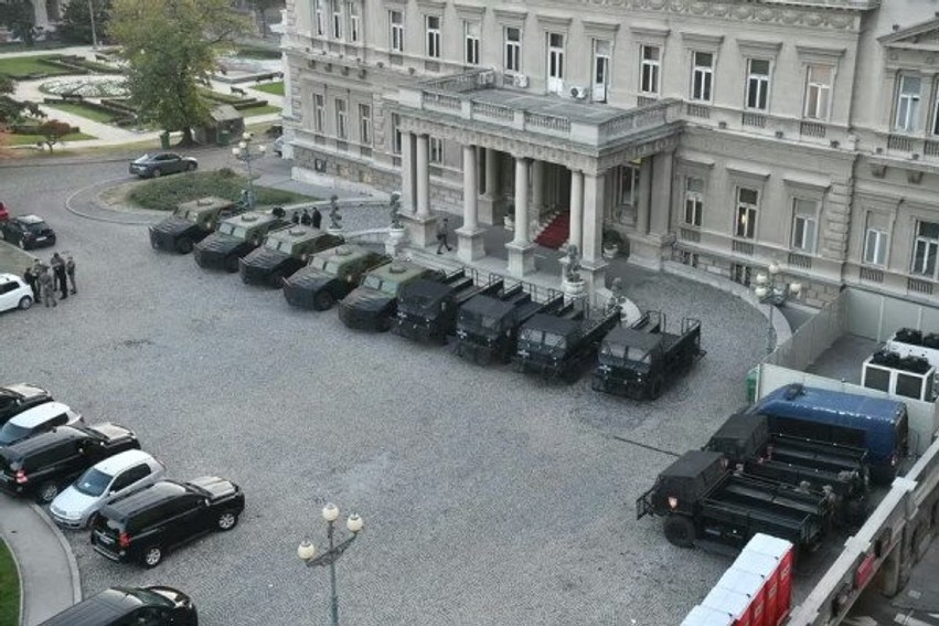 Tensionet në Beograd: Xhandarmëria serbe pozicionon automjetet e blinduara pranë Presidencës