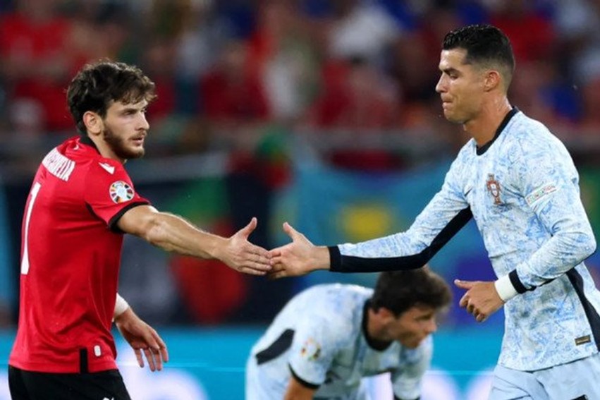Gjesti madhështor i Ronaldos: Ylli portugez i jep kurajë Kvaratskhelias pas lëndimit të rëndë