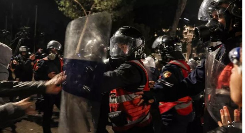 Protestat kundër qeverisë në Tiranë, Le Figaro: BE-ja të marrë përgjegjësi, t’i kërkojë llogari Ramës për korrupsionin