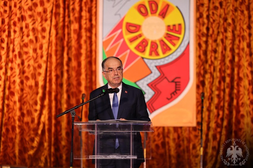 Festivali “Oda Dibrane” mbledh shqiptarët bashkë, Presidenti Begaj: Kufijtë nuk e ndajnë dot kulturën tonë