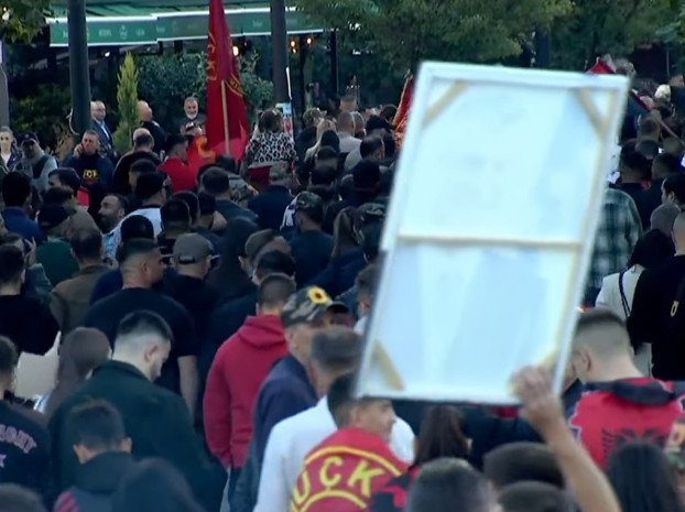Mbyllet protesta “Jo në emrin tim” në kryeqytet: Dorëzohen pakot me nismën ligjore për Dhomat e Specializuara