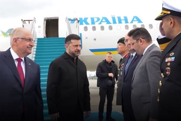 Vizitë zyrtare në Turqi: Volodymyr Zelenskyy ulet në Stamboll për bisedime strategjike me Recep Tayyip Erdogan