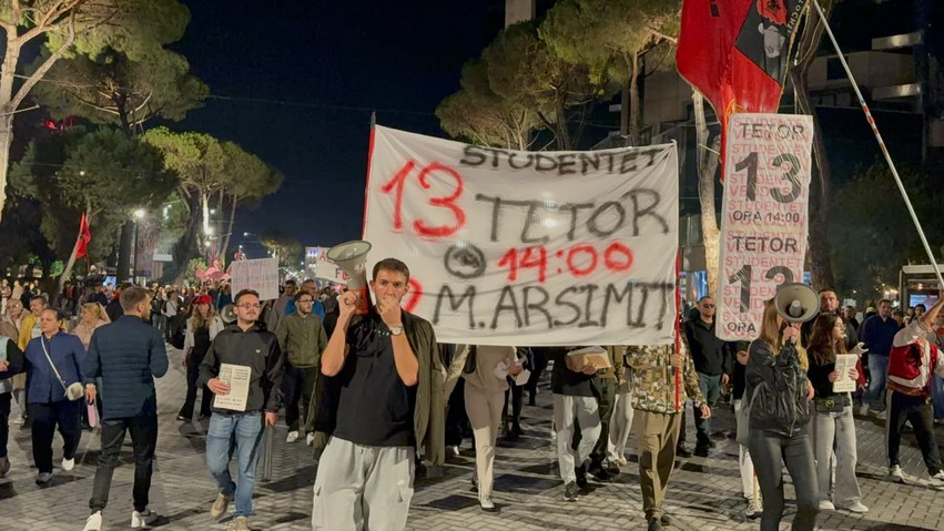 Protesta e 134-të: Thirrje nga Kryeministria për arrestimin e Ramës e Ballukut dhe akuza për “deputetë kartoni”