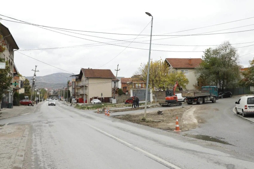Mitrovicë: Nis ndërhyrja në udhëkryqin 'Nëna Terezë', zonë e njohur për aksidente të rënda trafiku