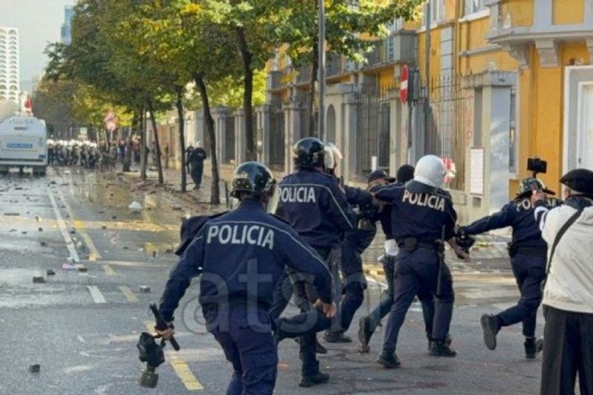 ​Protesta e studentëve në Tiranë përshkallëzohet në akte dhune