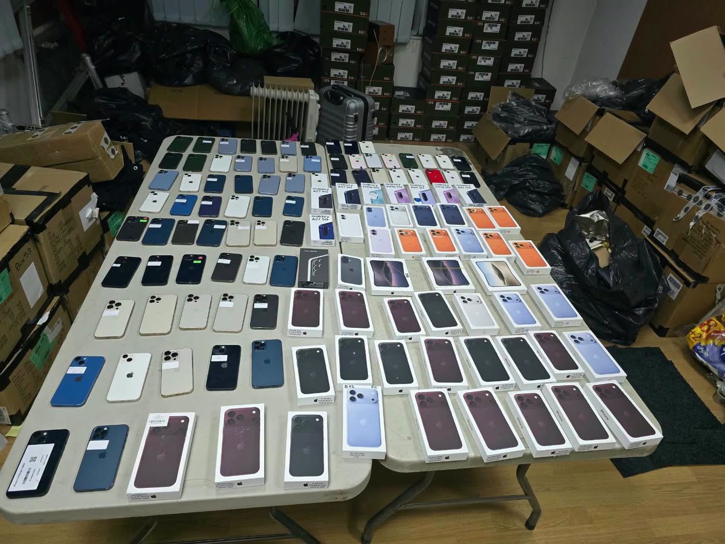 Aksioni i Doganës në Gjakovë: Sekuestrohen mbi 120 telefona të mençur pa dokumentacion