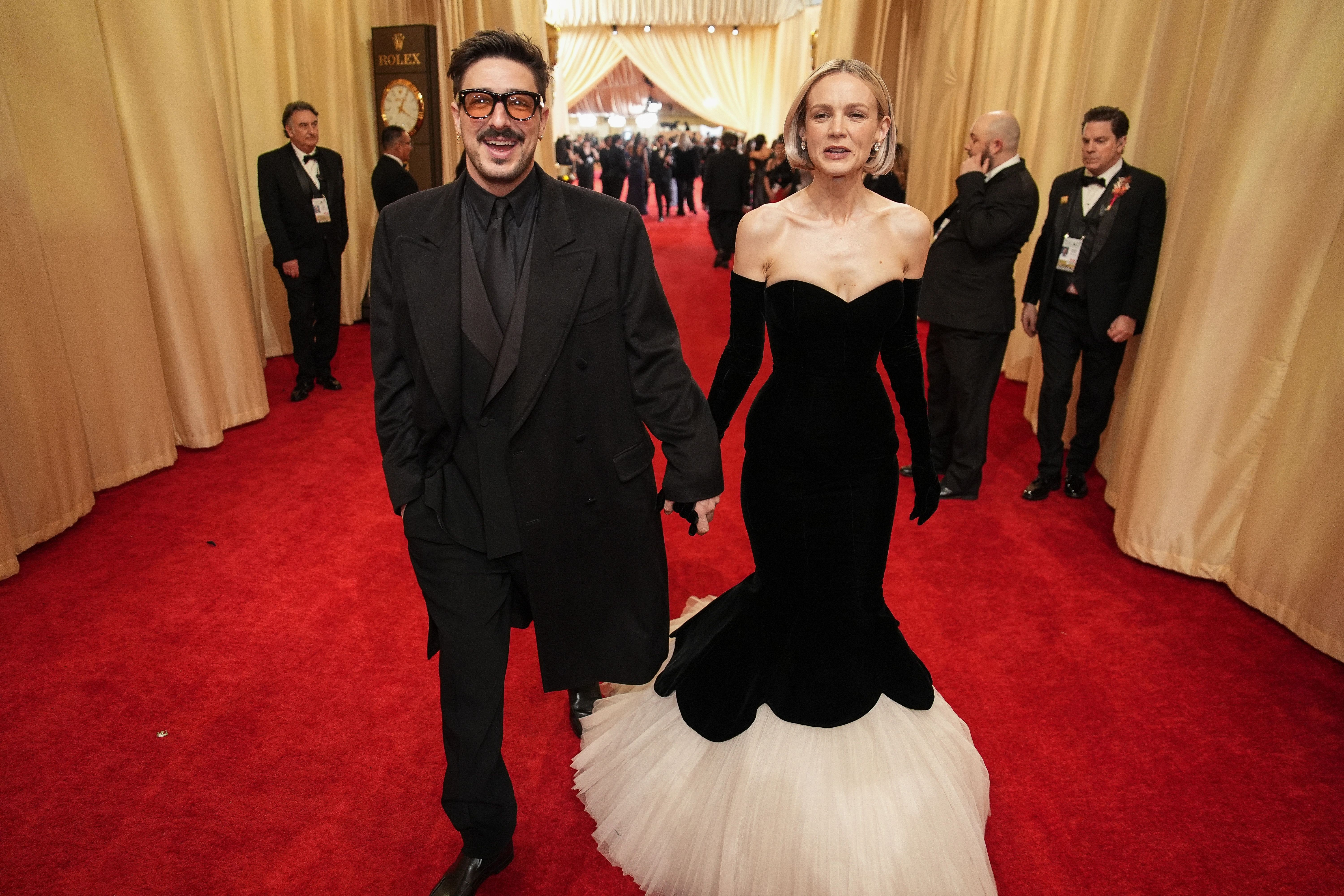 Çifti i njohur Carey Mulligan dhe Marcus Mumford grumbullojnë 7.65 milionë dollarë për të miturit në zona lufte