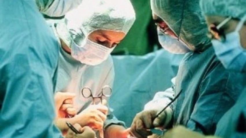Arritje historike në mjekësi: Në Maqedoni kryhet për herë të parë transplantimi i veshkës nga nëna te fëmija me sindromën Alport