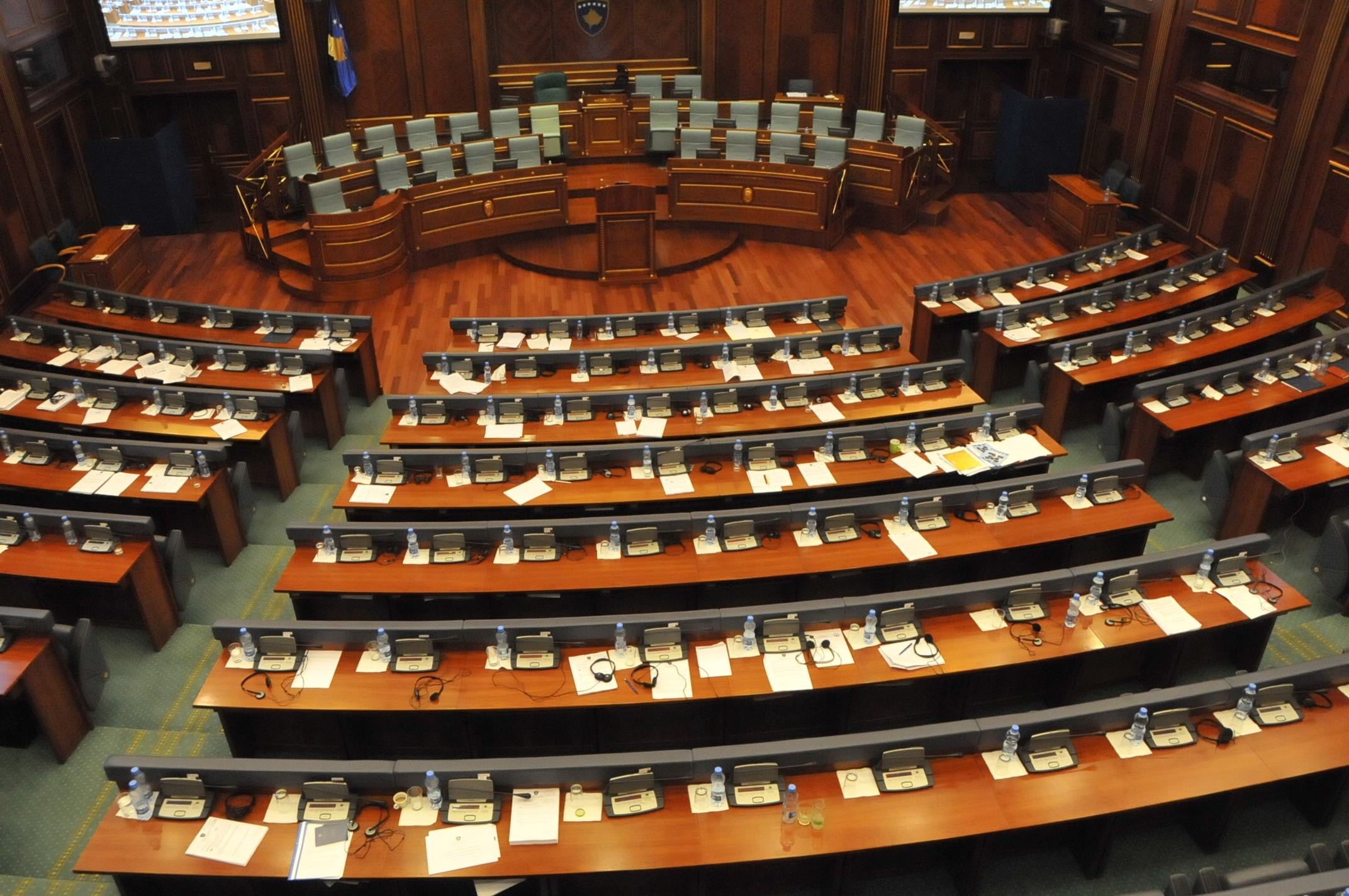 Seanca e së hënës në Kuvend: Betimi i ligjvënësve dhe votimi i deklaratës për Gjykatën Speciale në fokus