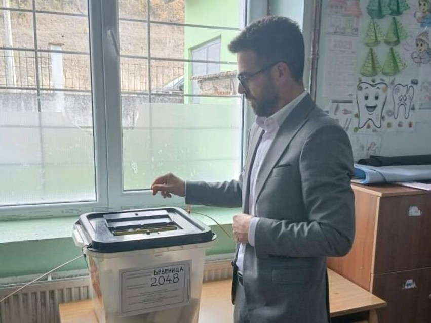Zgjedhjet në Bërvenicë, kandidati Jakup Huseini hedh votën bashkë me familjen