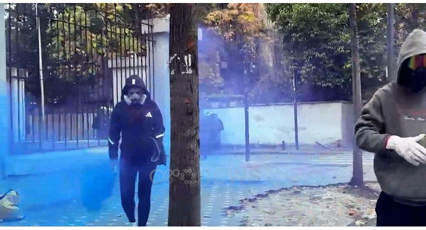 Halloween në protestë: Studentët ironizojnë me maska, policia shoqëron pesë persona