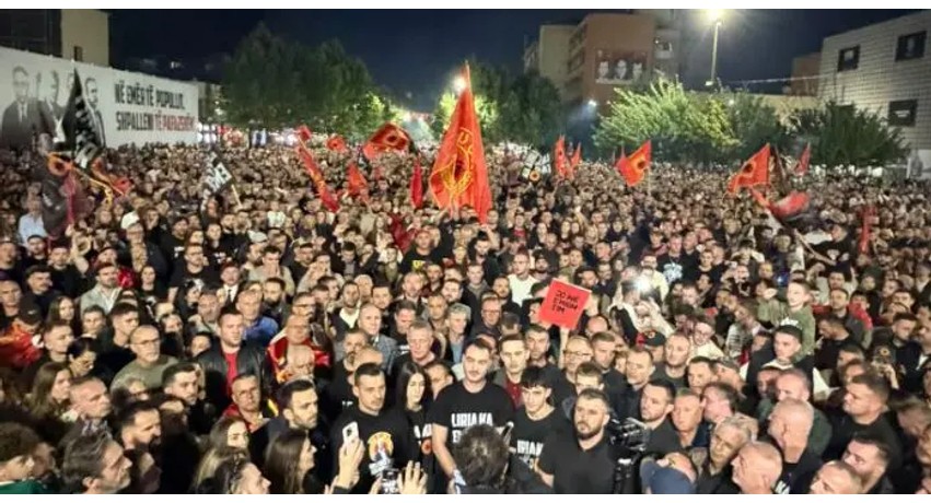 Vala e protestave për çlirimtarët nuk ndalet: Prishtina mban natën e 13-të të tubimit