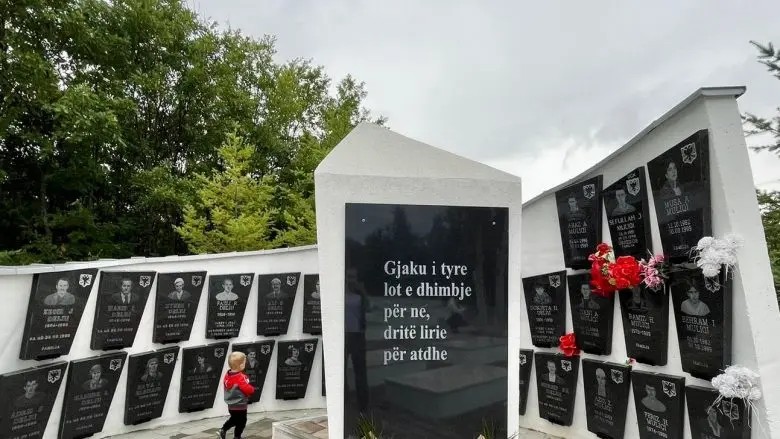 28 vite nga masakra e Abrisë së Epërme: Kujtimi për 23 anëtarët e familjes Deliu që u shuan mizorisht